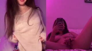 Jocelyynn Explores Herself With Her Fingers