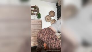 Ashleyyyreyyy Wiggles Her Massive Ass To Seduce You