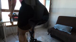 Sarah Roomie Strokes Her Sweaty Pussy After Cycling
