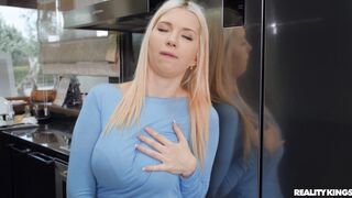 Roxy Risingstar Gets Drilled Hard For A Fluidshot