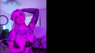 FawksLily Gets Off Riding Dildo Fast