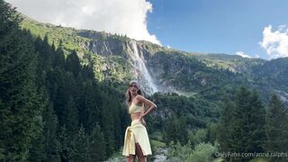 Anna Ralphs Shares Sweet Saliva Kiss On Trail